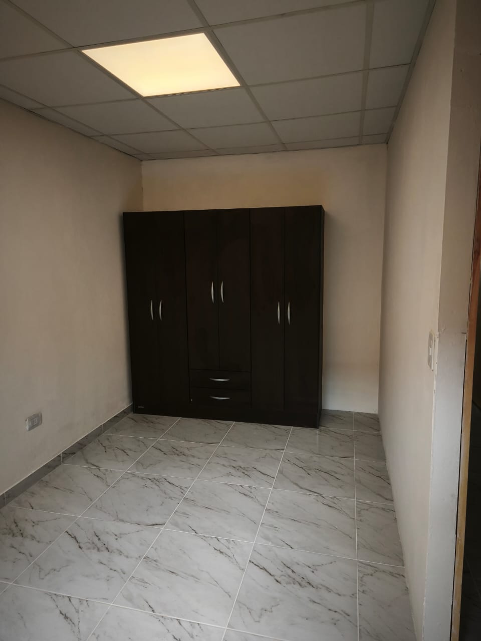 Dormitorio con placard