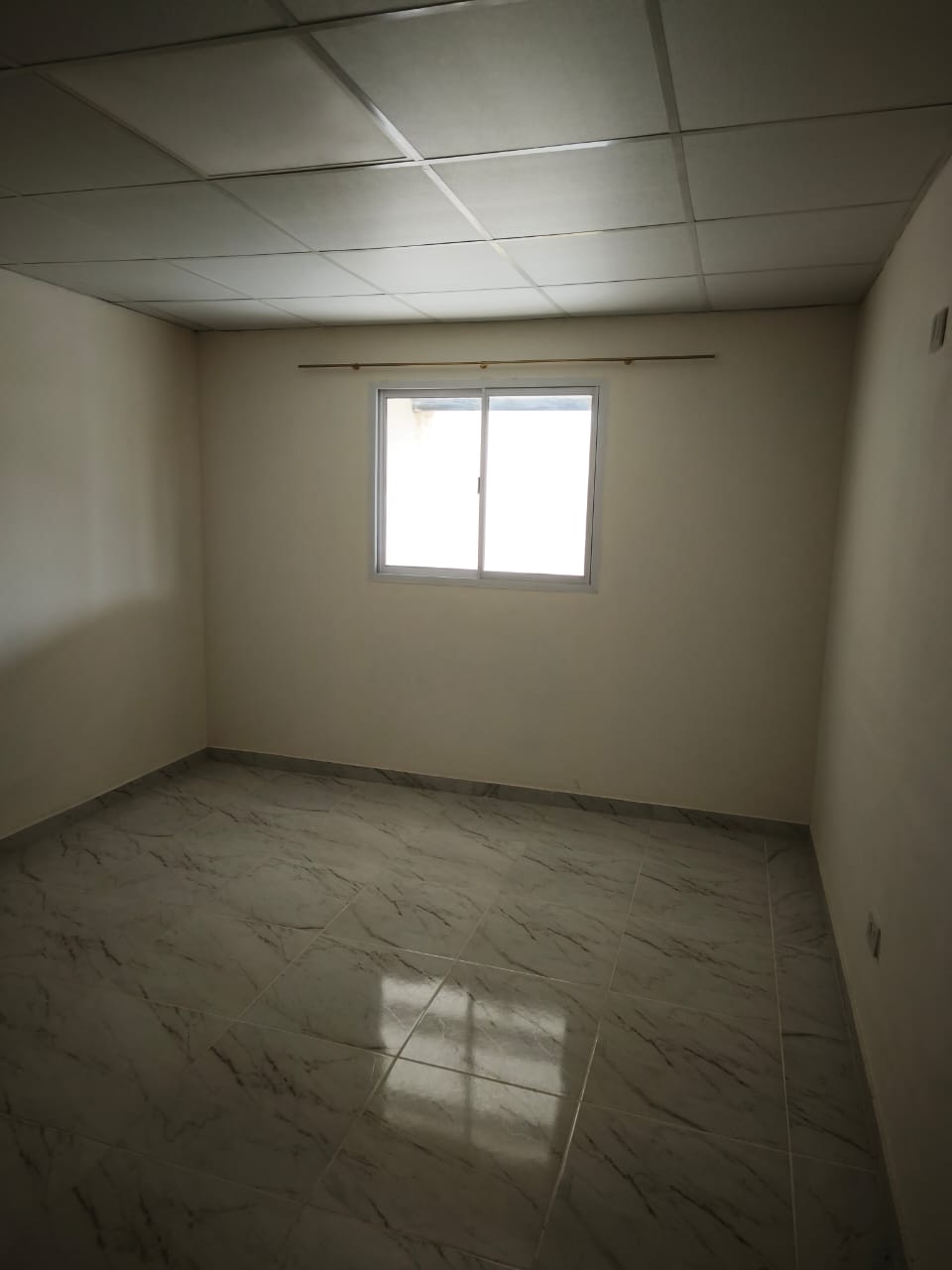 Dormitorio con ventana