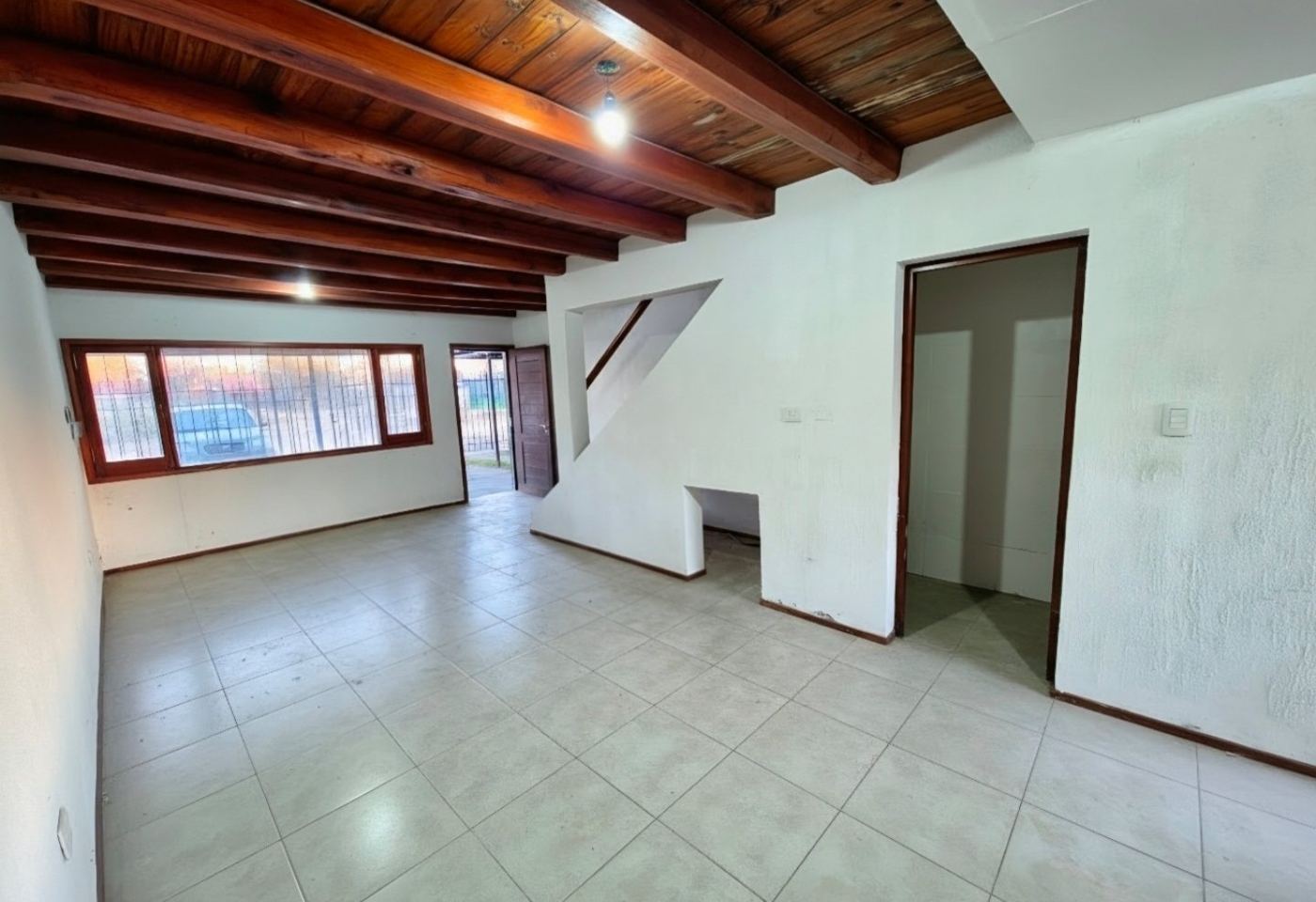 Living con techo de madera