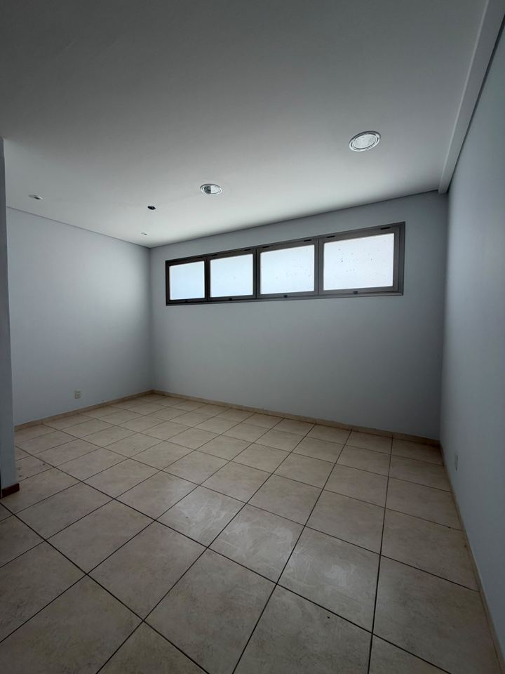 Ambiente con ventanas altas