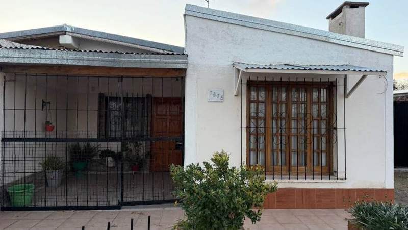 Casa · 2 dormitorios en Pellegrini al 1800, Barrio Santa Elena