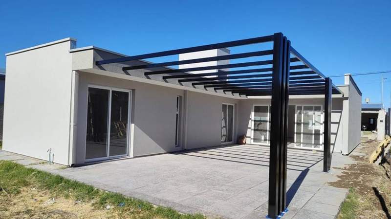 Casa en Alto Paredes con pérgola sobre el patio