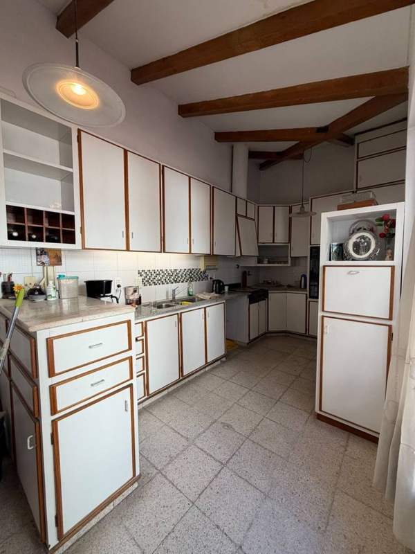 Cocina con desayunador y vigas