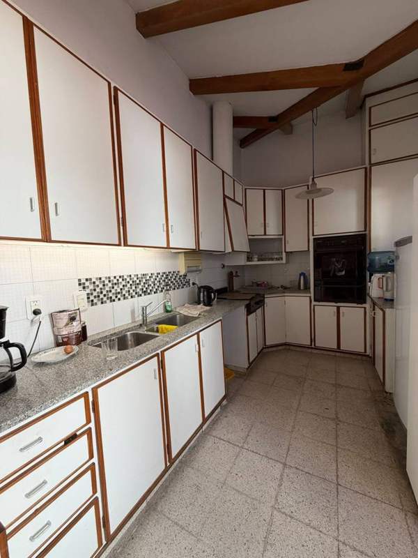 Cocina con doble bacha y horno empotrado