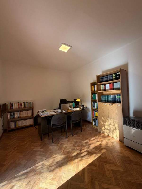 Ambiente luminoso con parquet