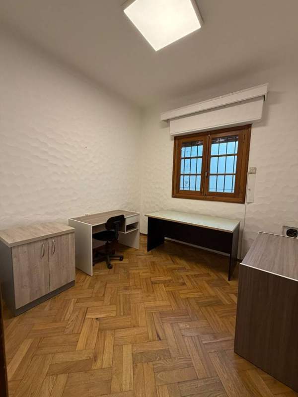 Ambiente con ventana y parquet
