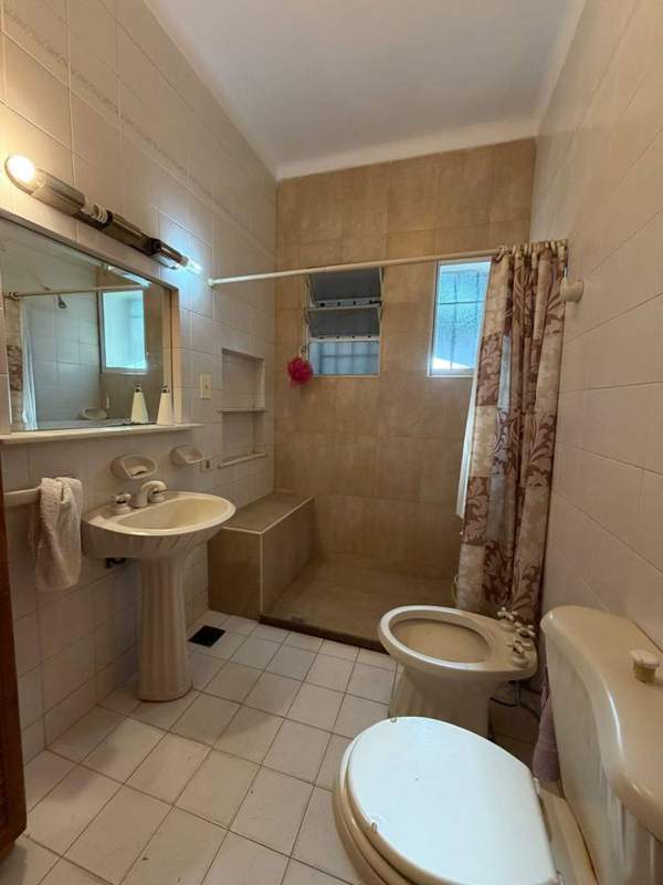 Baño con ducha y ventana