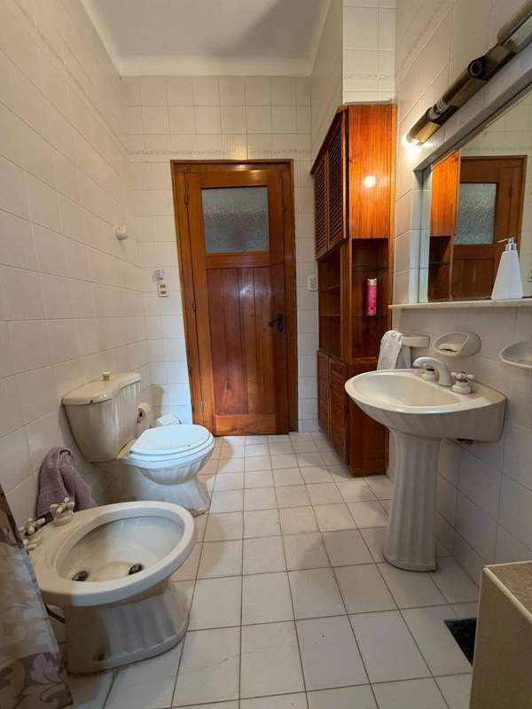 Baño con mueble de madera