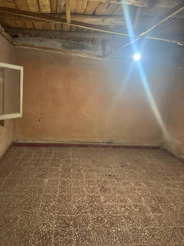 Dormitorio con techo de madera