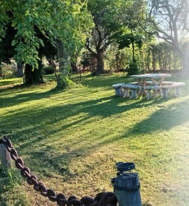 Parque con mesa