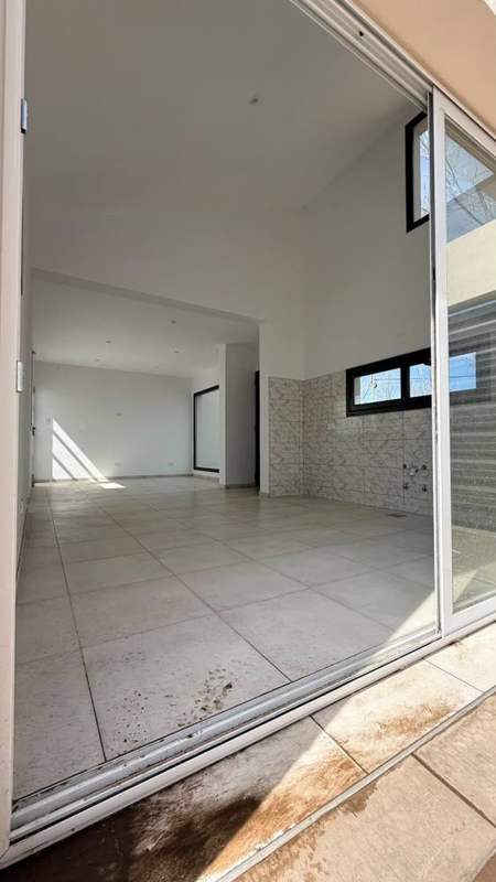 Vista del interior desde la puerta corrediza del patio