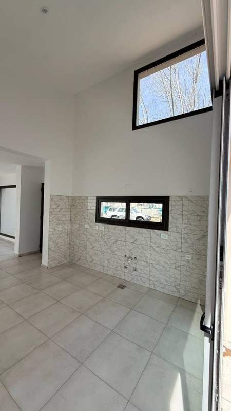 Cocina con ventana alta y doble altura