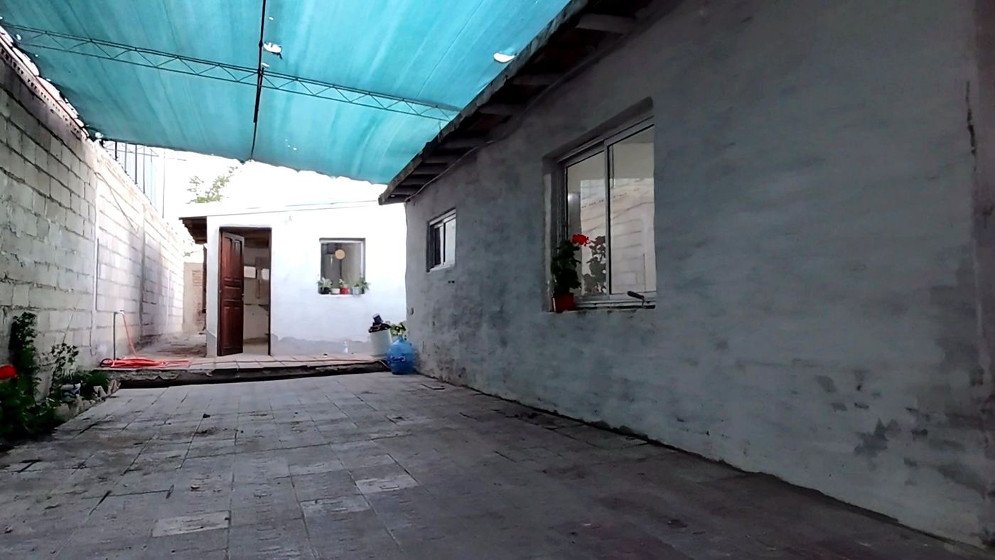 Patio cubierto entre las dos viviendas
