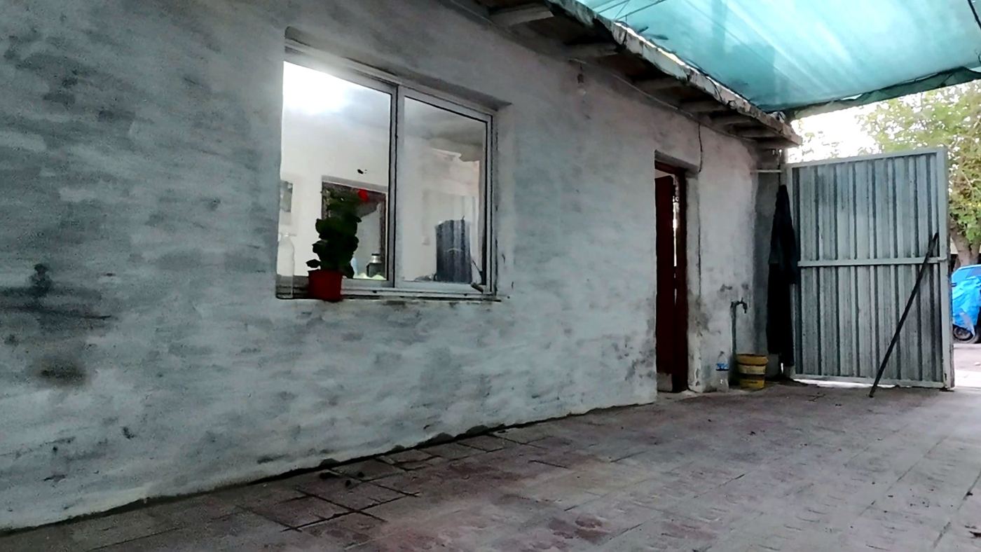 Vivienda del frente con ventana al patio