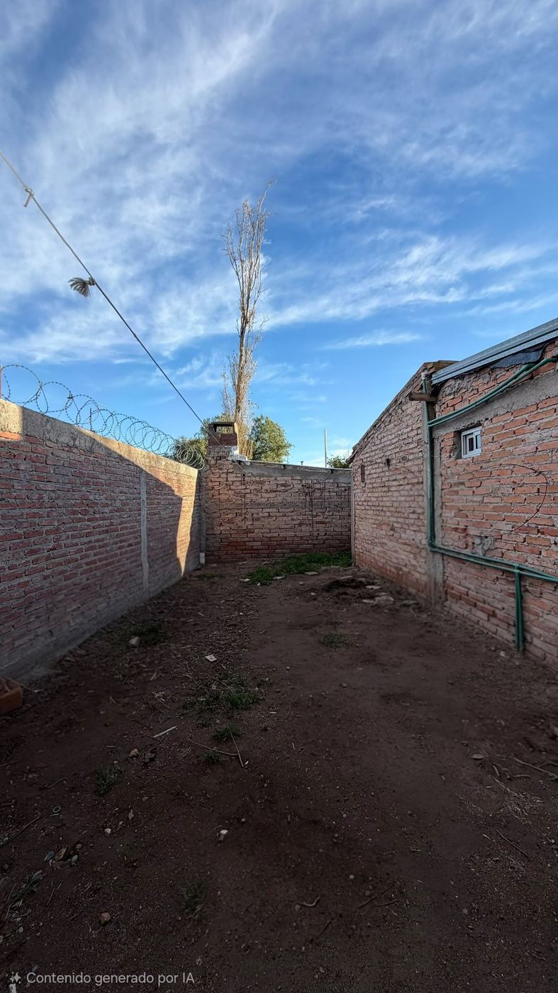 Patio del fondo de tierra, con espacio para jardín o ampliación