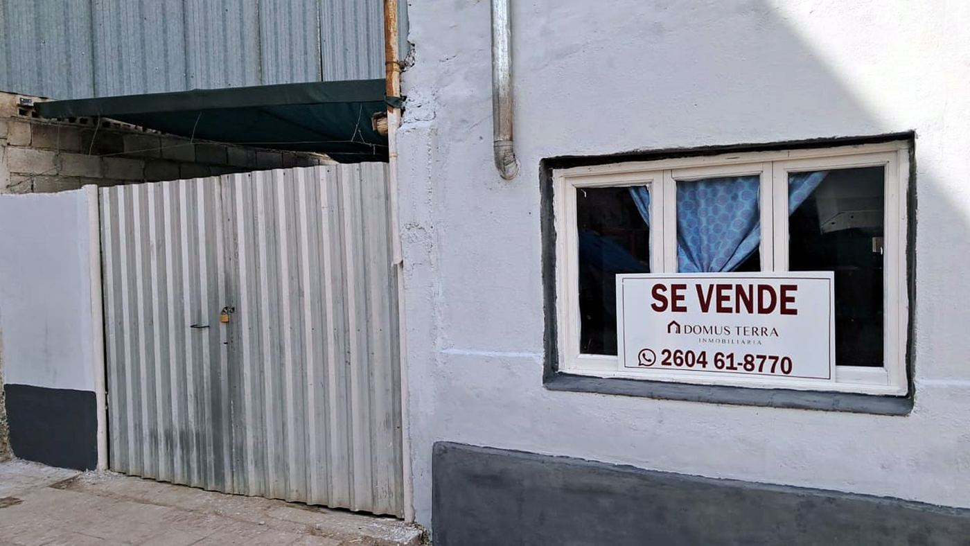 Portón de entrada y ventana al frente